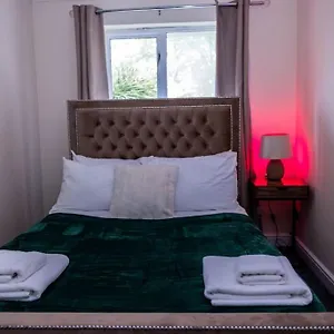  Apartment 3 Bedrooms House-sofabed-parking-bbqstove-garden
