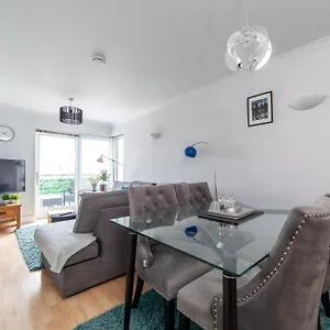  Apartment Stylish Chic Retreat: 1-bed, Near Canary Wharf