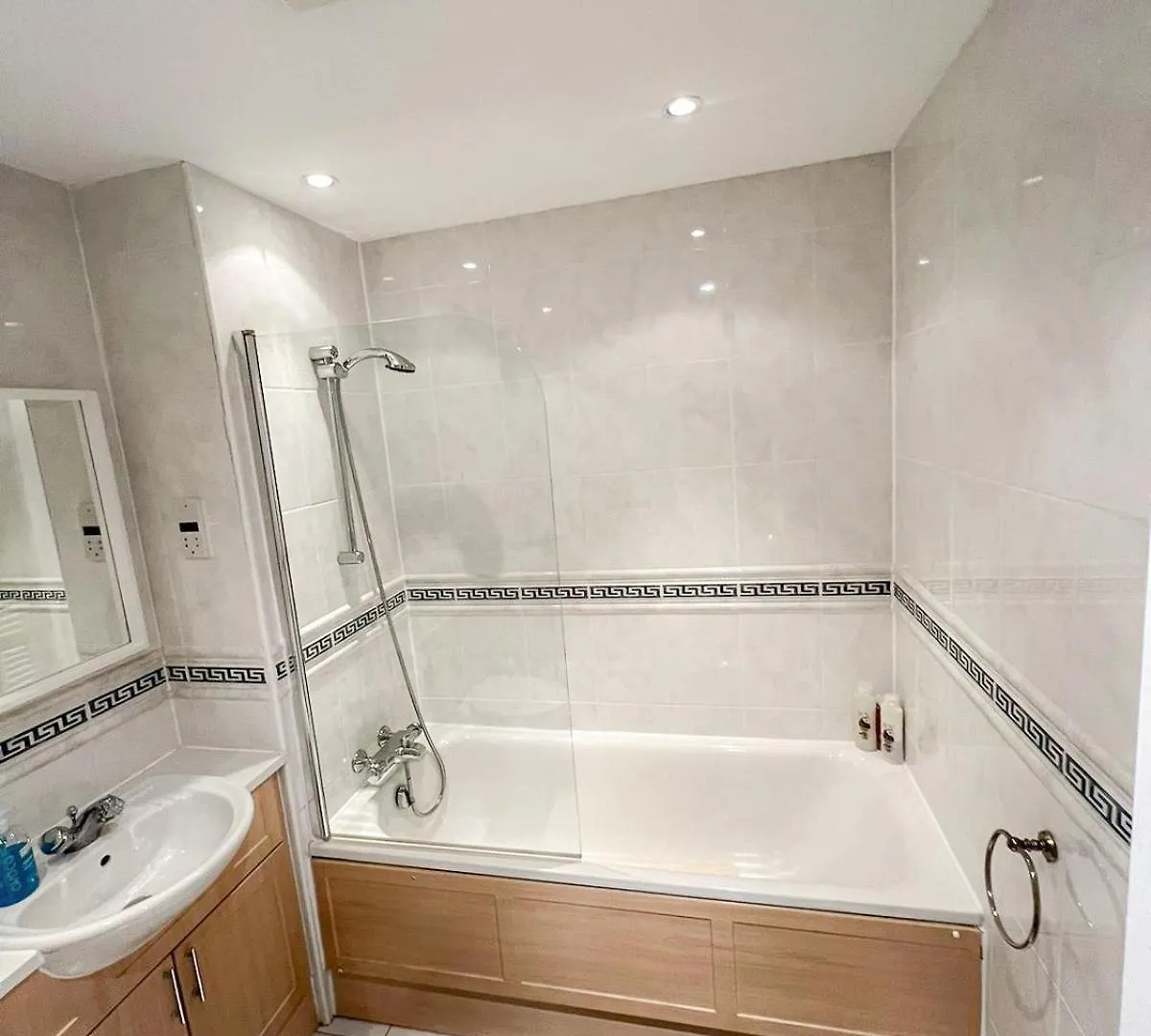 3 Bedroom Flat With Free Secured Parking In Borough Near The Shard, Bermondsey London Apartment