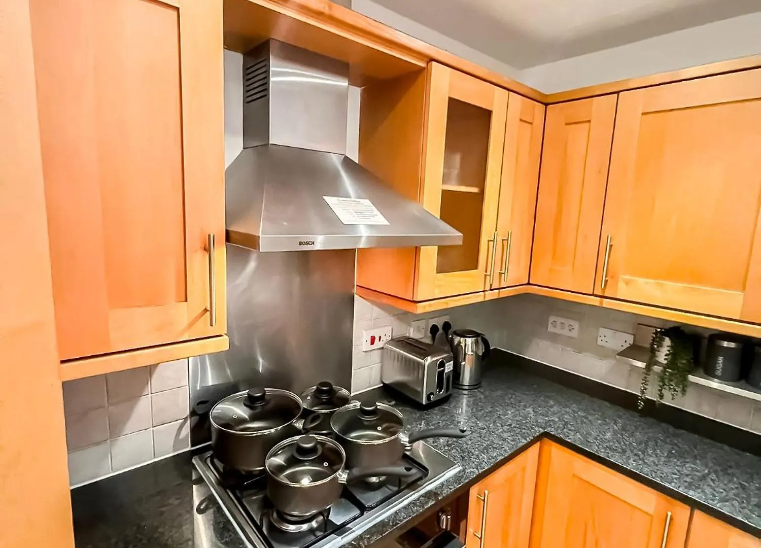 3 Bedroom Flat With Free Secured Parking In Borough Near The Shard, Bermondsey London Apartment