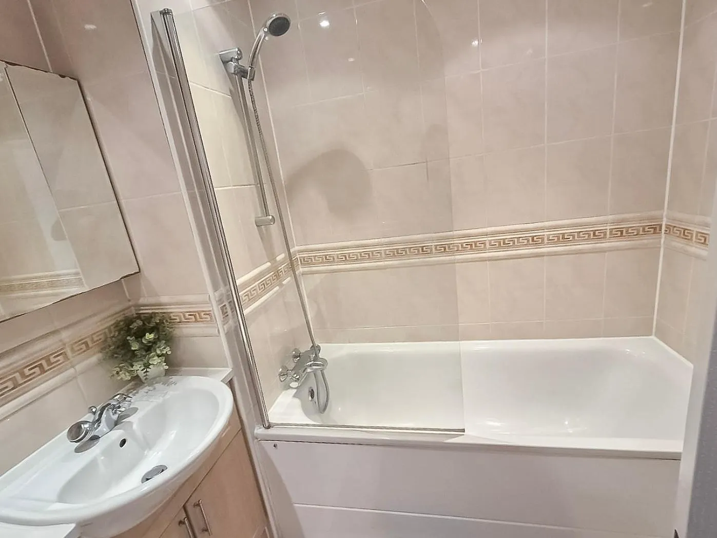 Apartment 3 Bedroom Flat With Free Secured Parking In Borough Near The Shard, Bermondsey London